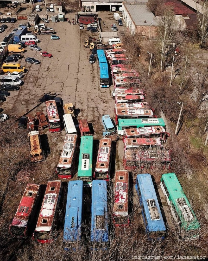 Một thời gian sau đó, những chiếc buýt lần lượt bị hỏng hết xe này tới xe khác.