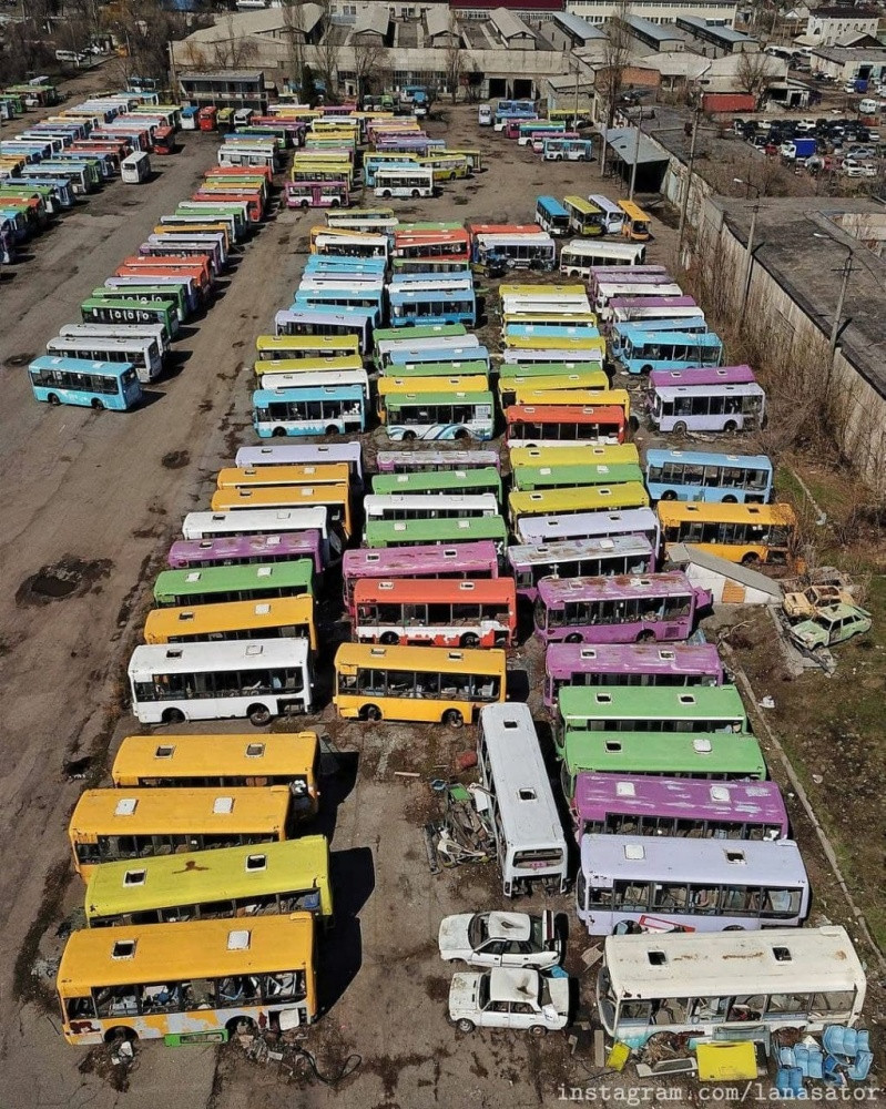 Nghĩa địa xe buýt này cũng có một số chiếc xe con hư hỏng khác. Ảnh: IG.