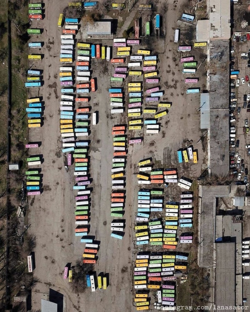 Bức tranh đa sắc màu này chính là nghĩa địa xe buýt bỏ hoang ở Bishkek, Kirghizia (Nga).