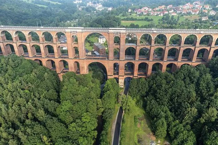 Cầu xây bằng gạch lớn nhất thế giới: Được xây dựng từ năm 1846-1851, cầu cạn Göltzsch (Đức) được công nhận là cây cầu xây bằng gạch lớn nhất thế giới. Cầu cao 78 mét và dài 574 mét. Các công nhân đã sử dụng hơn 26 triệu viên gạch. Ảnh: Shutterstock.