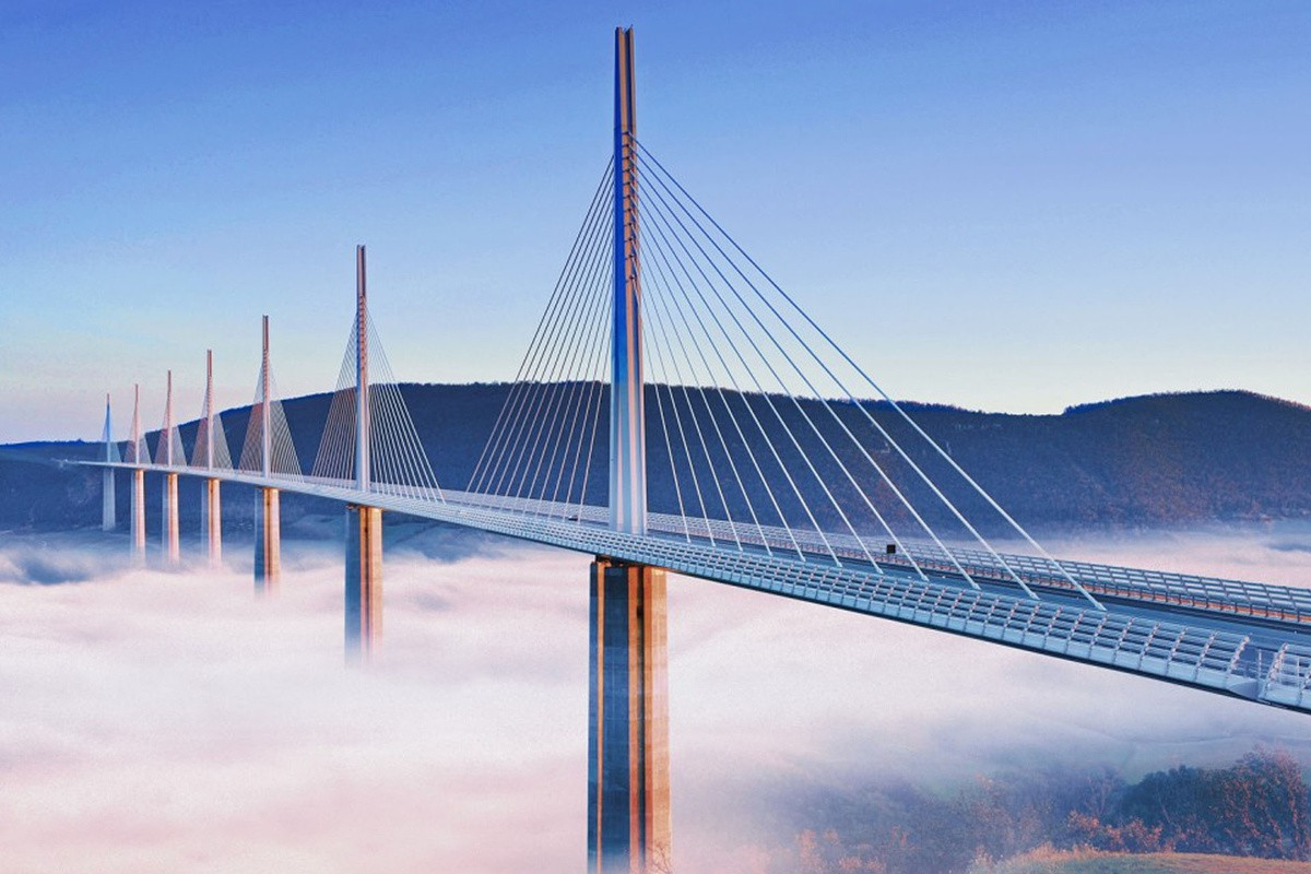 Cây cầu có chiều cao lớn nhất thế giới: Cầu Millau Viaduct (Pháp) tiêu tốn 17 năm xây dựng, với mục đích giải quyết tình trạng kẹt xe. Điểm cao nhất của cầu lên đến 343m, khiến đây là cây cầu có chiều cao lớn nhất thế giới, hơn cả nhiều cao ốc như tòa nhà Chrysler ở New York, Mỹ. Ảnh: WallHere. 