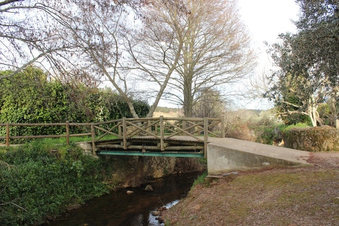 Cầu liên quốc gia ngắn nhất thế giới: Cây cầu này nằm tại biên giới giữa Tây Ban Nha và Bồ Đào Nha. Chỉ dài 3,2 m, cây cầu này nối vùng La Codosera của Tây Ban Nha với vùng Arronches của Bồ Đào Nha, chủ yếu cho người đi bộ và phương tiện hai bánh. Ảnh: La Codosera.