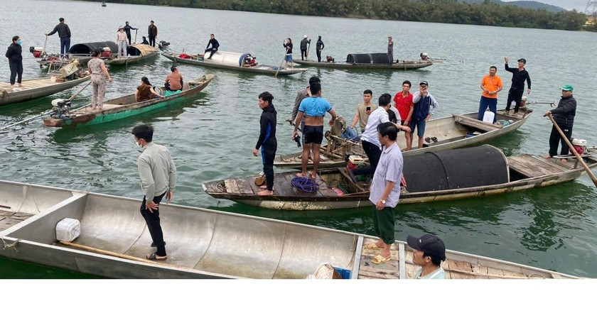 Lật thuyền trên sông Gianh, một người tử vong thương tâm Lat thuyen tren song Gianh, mot nguoi tu vong thuong tam