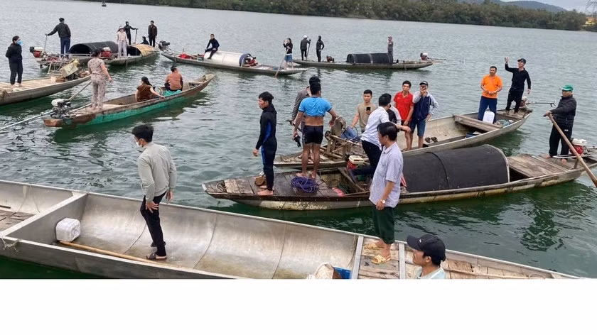 Lat thuyen tren song Gianh, mot nguoi tu vong thuong tam