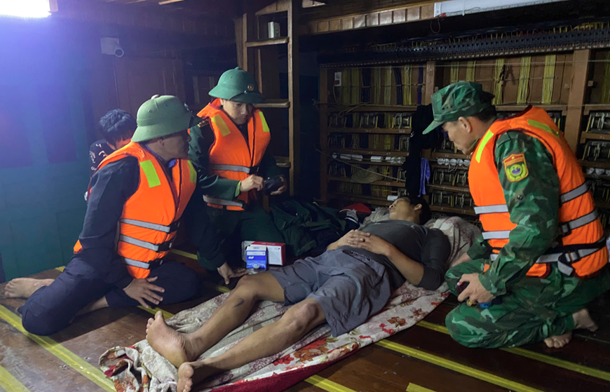 Cứu sống 6 thuyền viên gặp nạn trên vùng biển Hà Tĩnh Cuu song 6 thuyen vien gap nan tren vung bien Ha Tinh