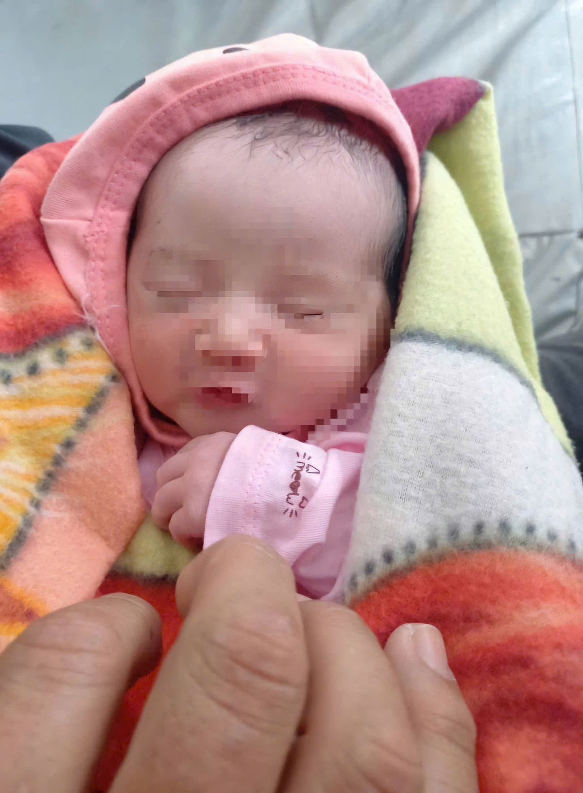 Xot xa be gai con nguyen day ron bi bo roi ben ve duong