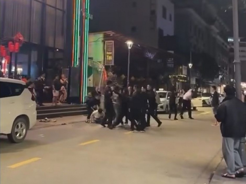 Hai nhóm thanh niên ở TP Huế ẩu đã vì “mỹ nữ“ - Hình 2 Hai nhom thanh nien o TP Hue au da vi “my nu“-Hinh-2