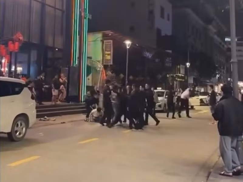 Hai nhom thanh nien o TP Hue au da vi “my nu“-Hinh-2