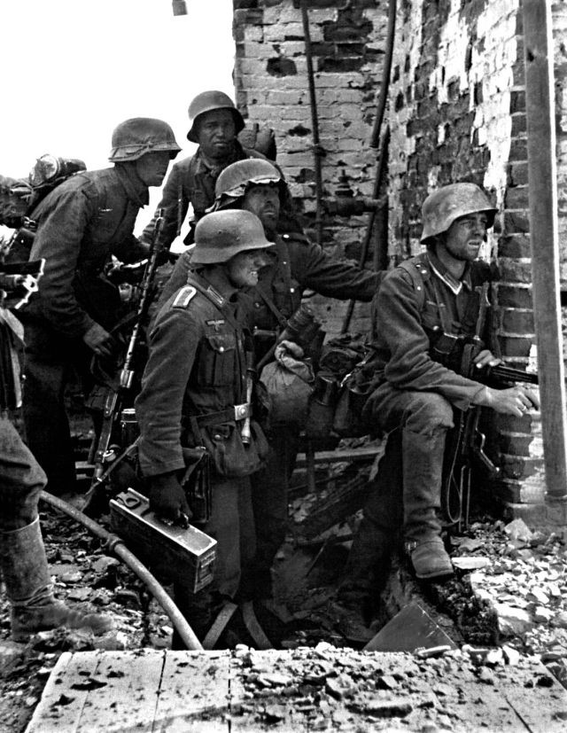 Một nhóm lính Đức quan sát tình hình động thái của quân đội Liên Xô ở Stalingrad năm 1942.