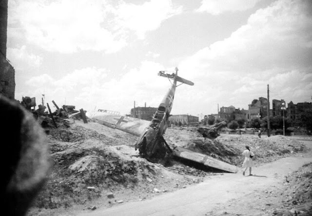 Nhiều máy bay của Đức quốc xã bị Hồng quân Liên Xô bắn hạ ở Stalingrad. Trong ảnh là người dân Liên Xô nhìn những xác máy bay của phát xít Đức ở Stalingrad ngày 2/2/1943.