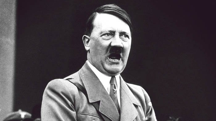 Là người đứng đầu chính quyền Đức quốc xã, trùm phát xít Hitler đưa ra nhiều quyết định tàn ác khiến hàng triệu người bỏ mạng như đẩy nhiều nước vào Thế chiến 2 - một trong những cuộc chiến đẫm máu nhất lịch sử nhân loại. Cuộc đời của Hitler có nhiều điều bí ẩn khiến công chúng tò mò.