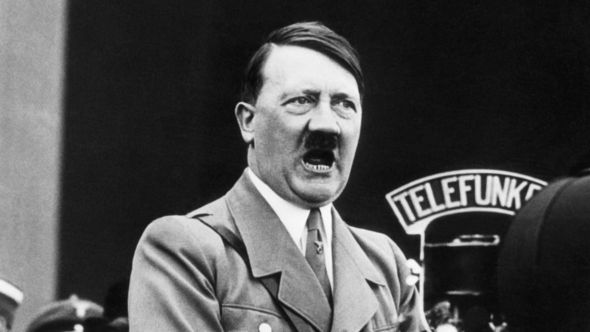 Ông Besymenski lén lấy chiếc rương trên làm của riêng khi được Hồng quân Liên Xô giao nhiệm vụ lục soát tổng hành dinh của quân phát xít tại Berlin sau khi Hitler tự sát.