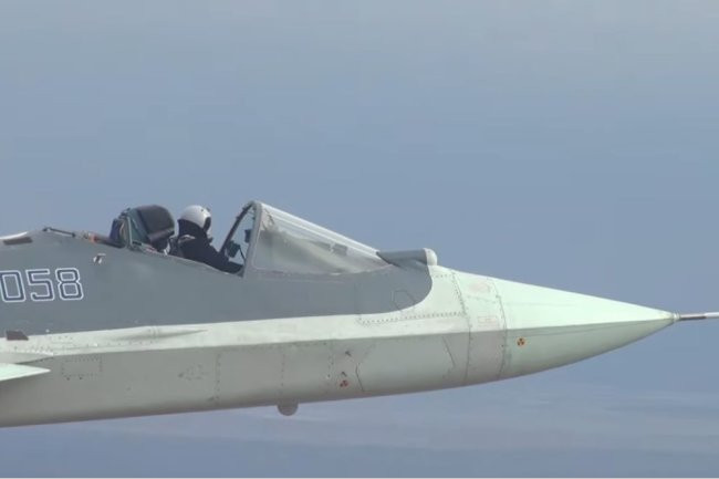 Choang voi hinh anh tiem kich Su-57 bay voi buong lai mo toang