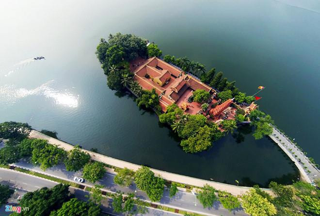 Theo số liệu của UBND thành phố Hà Nội, 7 sông chảy qua địa phận thủ đô, gồm sông Hồng, sông Đuống, sông Đà, sông Nhuệ, sông Cầu, sông Đáy, sông Cà Lồ. Ngoài ra, 3 sông Tô Lịch, Kim Ngưu, sông Tích chảy trong nội thành.