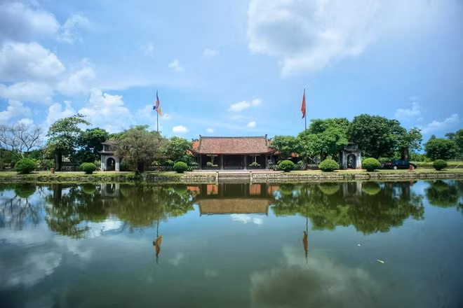 Theo sách giáo khoa Địa lý lớp 12, hai tỉnh ở nước ta có địa hình bằng phẳng, không đồi núi, là Thái Bình và Hưng Yên.