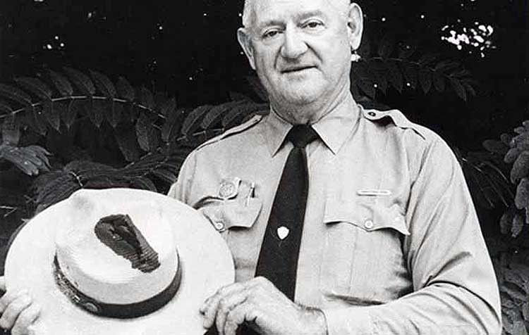 Từ năm 1942 - 1977, nhân viên kiểm lâm Roy Sullivan ở Virginia, Mỹ bị sét đánh 7 lần. Ông may mắn khi chỉ bị bỏng nhẹ, cháy xém một ít tóc và lông mày trong mỗi lần bị sét đánh.