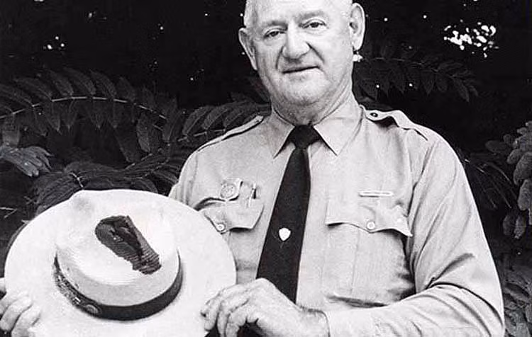 Từ năm 1942 - 1977, nhân viên kiểm lâm Roy Sullivan ở Virginia, Mỹ bị sét đánh 7 lần. Ông may mắn khi chỉ bị bỏng nhẹ, cháy xém một ít tóc và lông mày trong mỗi lần bị sét đánh.