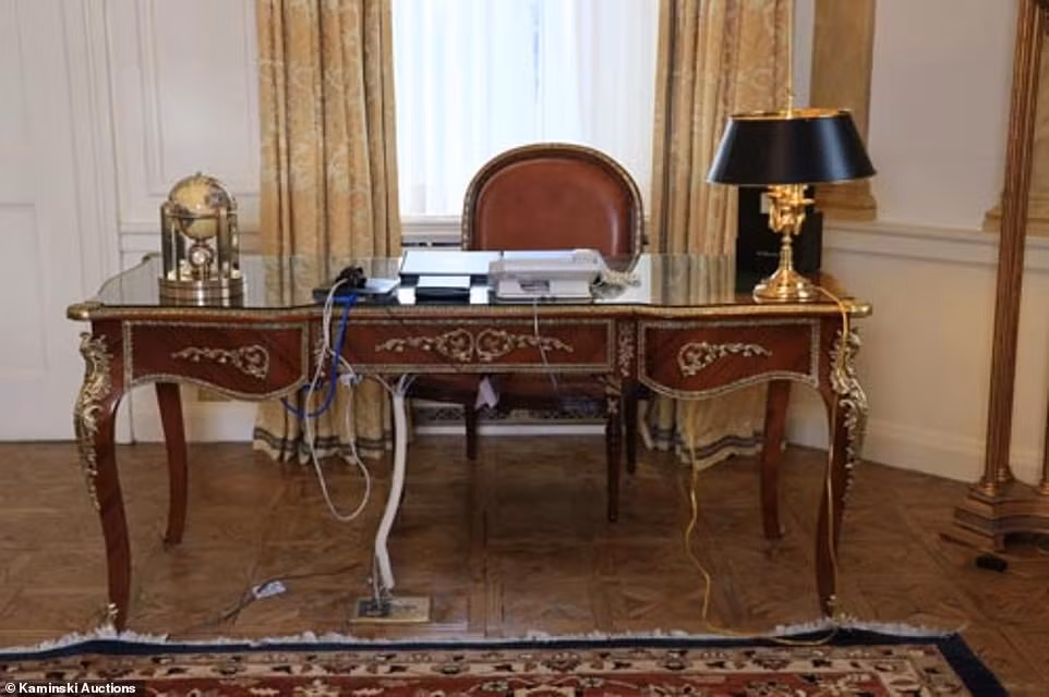 Phòng tổng thống ở tầng 35 của khách sạn Waldorf Astoria là nơi nhiều ông chủ Nhà Trắng sử dụng kể từ thời Herbert Hoover. Chiếc bàn làm việc này cũng được đem bán đấu giá.