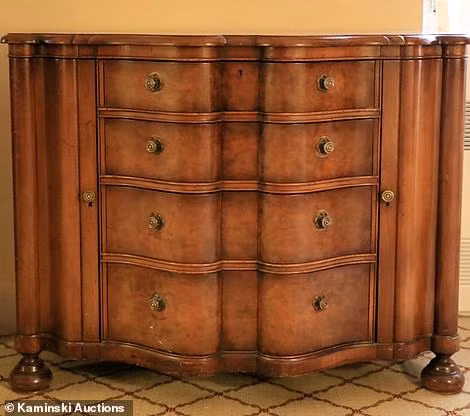 Nhà soạn nhạc và nhà viết kịch nổi tiếng người Mỹ Cole Porte sống tại khách sạn Waldorf Astoria từ năm 1934 - 1964. Trong ảnh là một tủ gỗ được ông Porte sử dụng. Nó dự định được bán với giá từ 800 - 1.200 USD.