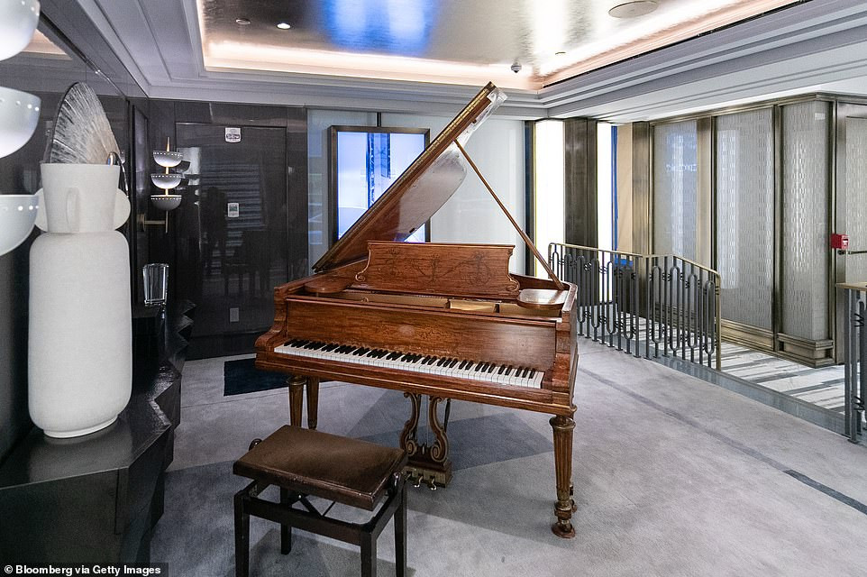 Đây là cây đàn piano từng được nhà soạn nhạc Porte sử dụng để chơi nhạc. Nó cũng có tên trong danh sách những món đồ được khách sạn Waldorf Astoria đem bán đấu giá.