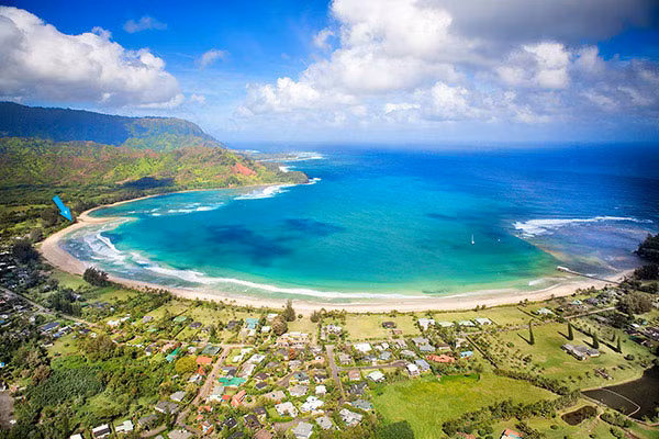 Thêm nữa, Kauai là hòn đảo lâu đời nhất với hơn 5 triệu năm tuổi. Đây là hòn đảo lớn thứ 4 trong các hòn đảo thuộc quần đảo Hawai. Kauai hấp dẫn du khách còn bởi ẩm thực nở rộ và nền văn hóa nghệ thuật lâu đời.