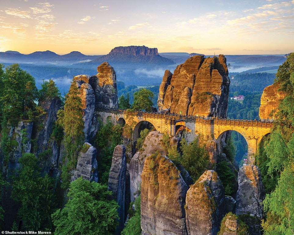 Cây cầu Bastei nằm bên dưới dãy núi đá Elbe là địa điểm du lịch nổi tiếng nước Đức. Khi đi trên cây cầu này, du khách sẽ có cơ hội chiêm ngưỡng khung cảnh núi đá hùng vĩ hàng triệu năm tuổi.