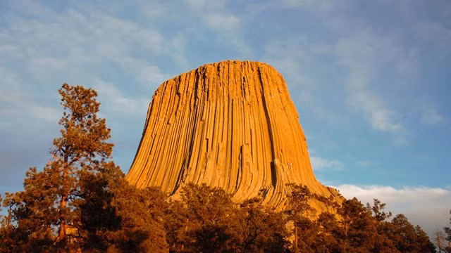 Kỳ quan tự nhiên nằm ở vị trí cao hơn địa hình xung quanh 386m. Tháp Quỷ được Tổng thống Theodore Roosevelt coi là Đài tưởng niệm Quốc gia đầu tiên của Mỹ vào ngày 24/9/1906. Cảnh quan ngoạn mục ở nơi đây thu hút rất đông du khách ghé thăm.