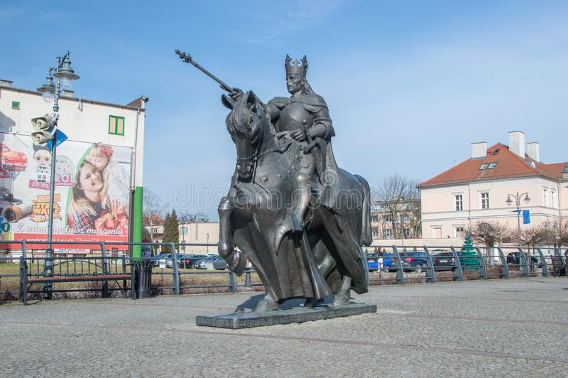 Thông tin này lan truyền suốt nhiều năm khiến không ít người tò mò về lời nguyền lăng mộ của nhà vua Ba Lan có thật hay không.