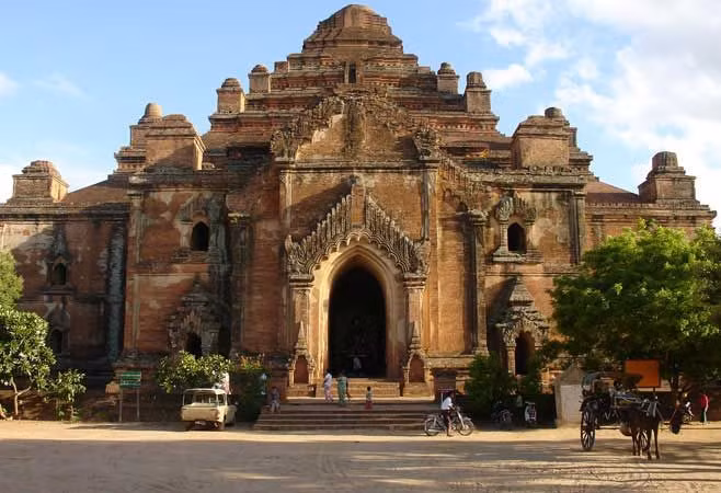 Một điều bất ngờ là ngôi đền Dhammayangyi chưa bao giờ hoàn tất quá trình xây dựng. Nguyên do là bởi vua Narathu bị ám sát sau 3 năm lên ngôi. Từ đó, công trình dừng thi công và tồn tại đến ngày nay. Dù chưa hoàn thành nhưng đền Dhammayangyi vẫn là điểm hành hương linh thiêng đối với nhiều người.