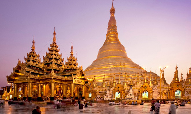 Chùa Shwedagon nổi tiếng thế giới với bề dày lịch sử hơn 2.500 năm. Công trình này được xây dựng từ thế kỷ 6 gây choáng ngợp cho du khách khi một số kiến trúc trong chùa được dát vàng, trang trí bằng kim cương và đá quý.