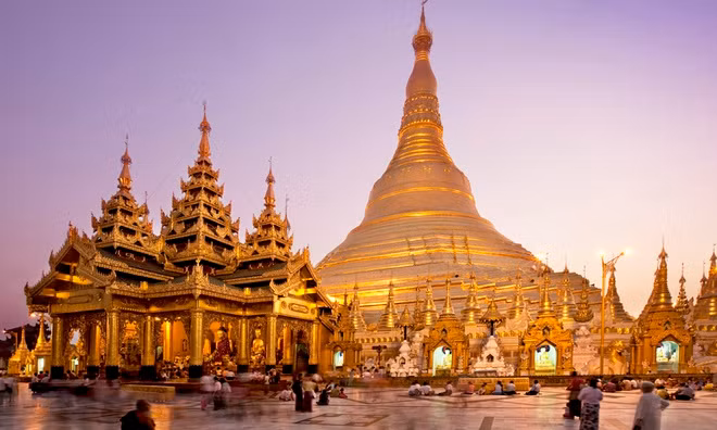 Chùa Shwedagon nổi tiếng thế giới với bề dày lịch sử hơn 2.500 năm. Công trình này được xây dựng từ thế kỷ 6 gây choáng ngợp cho du khách khi một số kiến trúc trong chùa được dát vàng, trang trí bằng kim cương và đá quý.