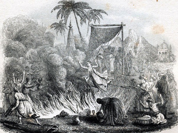 Tập tục Sati được góa phụ thực hiện ngay sau khi chồng qua đời. Khi thi hài người chồng được đem đi hỏa táng, góa phụ sẽ phải tự nhảy vào giàn thiêu để đi theo người bạn đời.