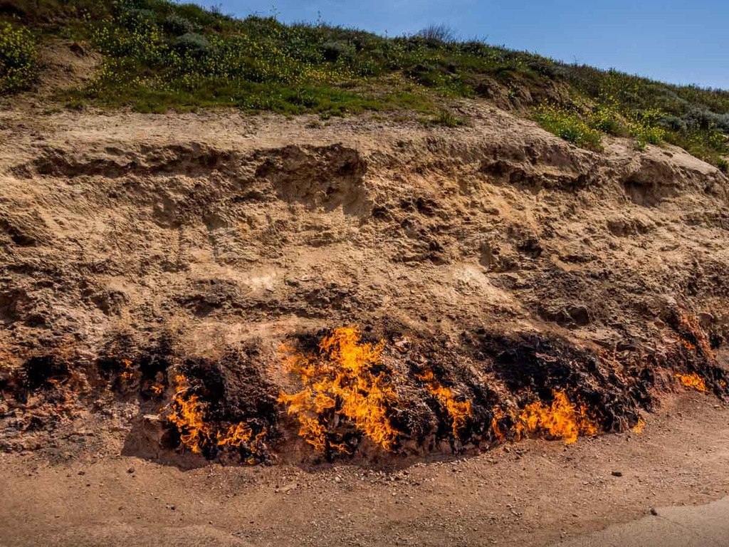 Núi Yanar Dag tại Azerbaijan trở thành địa điểm thu hút khách du lịch cũng như giới chuyên gia bởi tồn tại ngọn lửa "thiêng" rực cháy ngàn năm không tắt.
