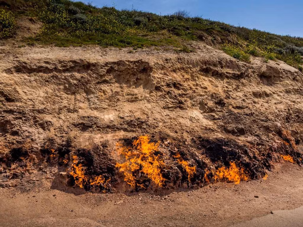 Núi Yanar Dag tại Azerbaijan trở thành địa điểm thu hút khách du lịch cũng như giới chuyên gia bởi tồn tại ngọn lửa "thiêng" rực cháy ngàn năm không tắt.