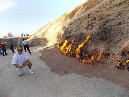 Bất kể thời tiết có mưa, năng, gió, bão tuyết khắc nghiệt như thế nào thì ngọn lửa bao quanh núi Yanar Dag chưa bao giờ tắt.