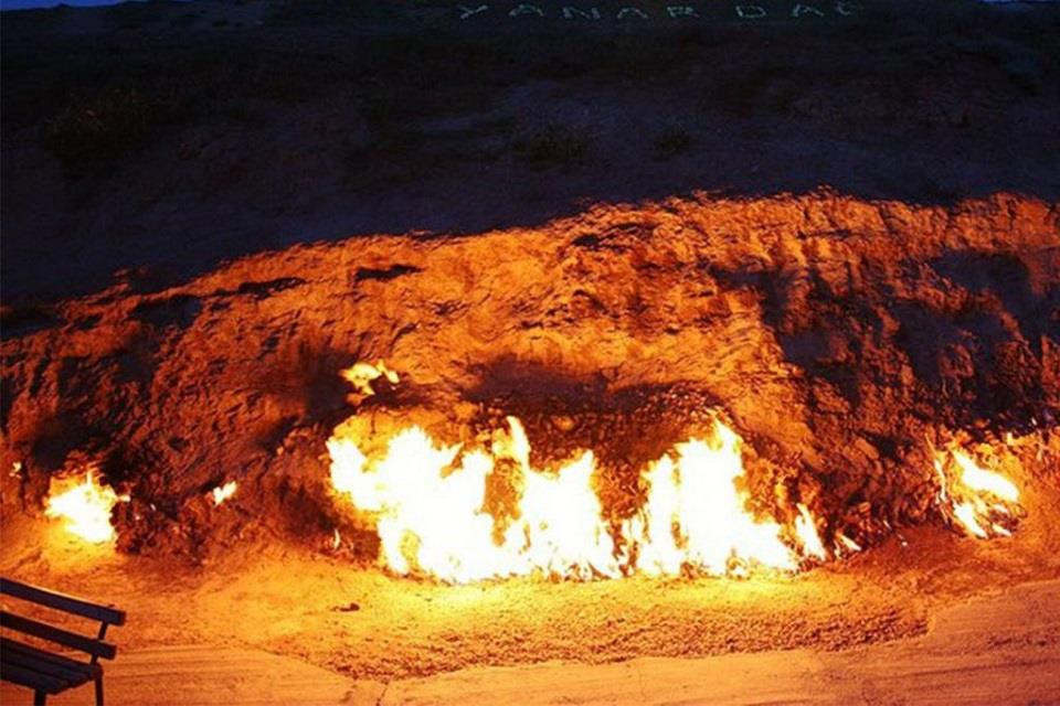 Lượng khí này rò rỉ lên mặt đất. Vì vậy, khi con người vô tình tạo ra một đám cháy nhỏ tại Yanar Dag thì ngọn lửa đó cháy mãi không tắt.