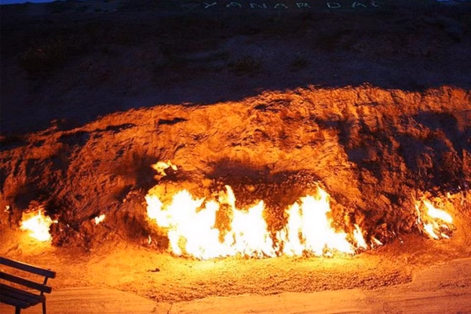 Lượng khí này rò rỉ lên mặt đất. Vì vậy, khi con người vô tình tạo ra một đám cháy nhỏ tại Yanar Dag thì ngọn lửa đó cháy mãi không tắt.