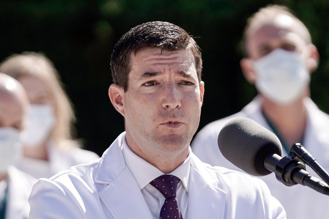 New York Times: Ong Trump da phai tho oxy truoc khi den Walter Reed