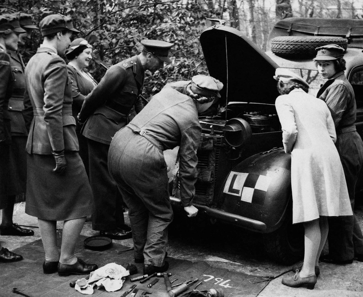 Vua George VI cùng hoàng hậu và công chúa Margaret đến thăm công chúa Elizabeth II.