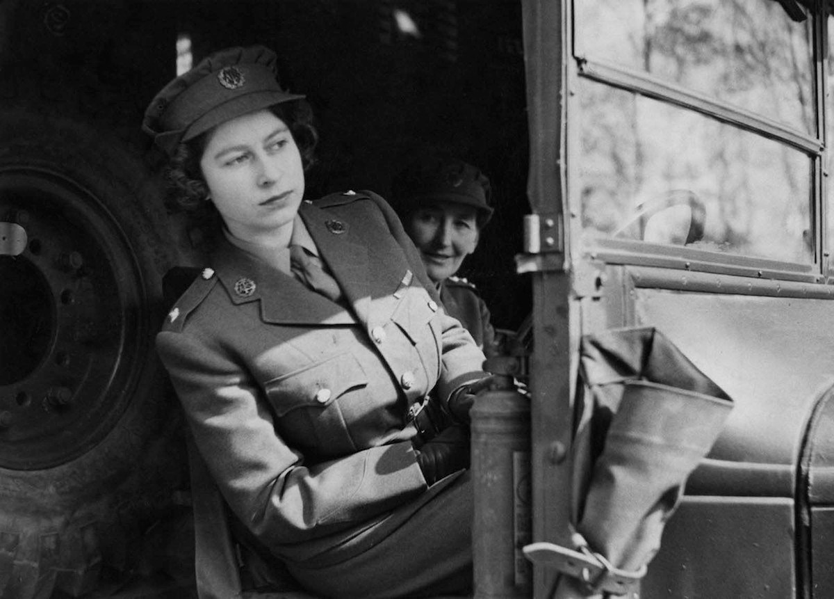 Hình ảnh công chúa Elizabeth II trên một chiếc xe quân sự năm 1945.
