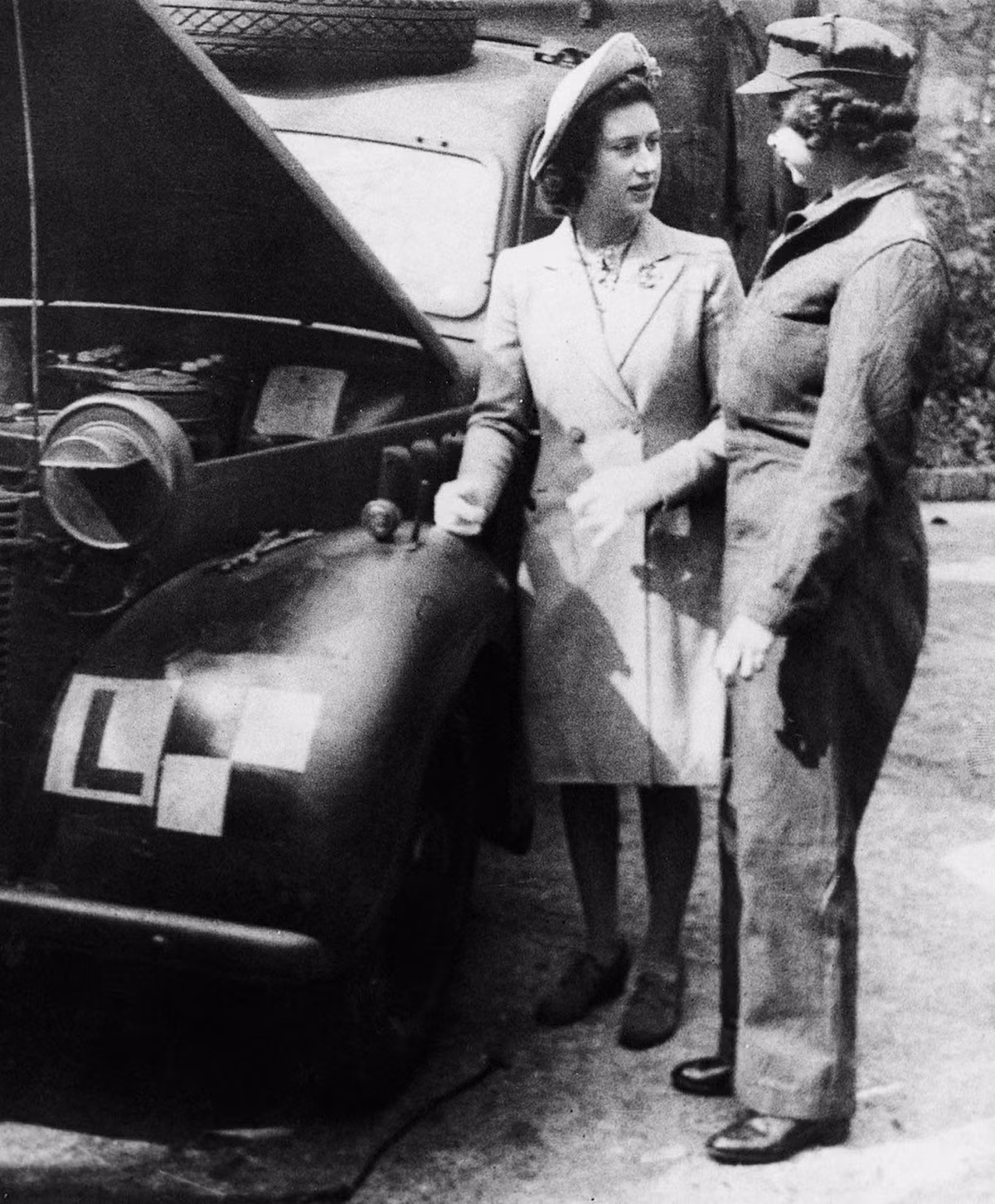 Sau một thời gian học tập và thực hành chăm chỉ, công chúa Elizabeth II thành thạo việc sửa xe, có thể thay lốp xe tải, tháo rời động cơ rồi lắp lại nhanh chóng và chính xác.