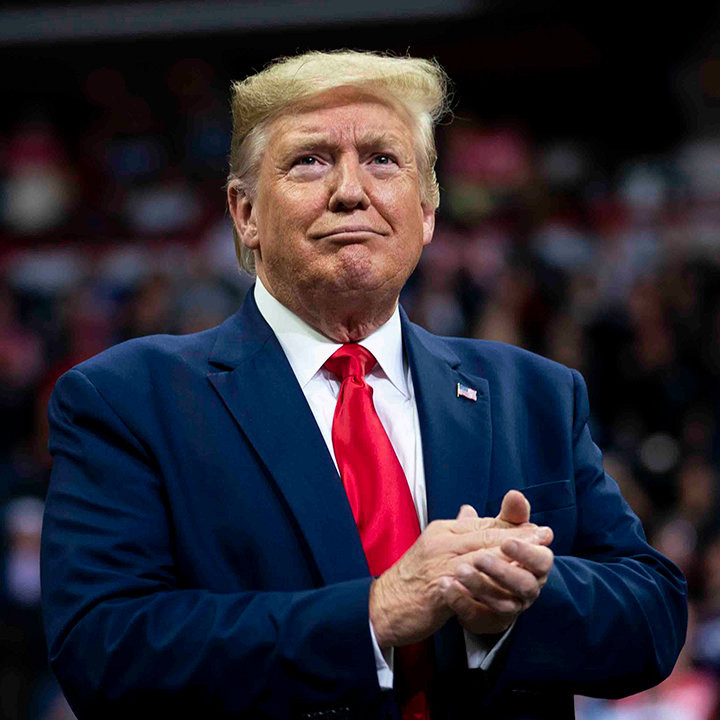 Khỉ Geda đưa ra dự đoán bằng cách chọn tấm bìa cứng có dán ảnh của ông Trump và ôm hôn hình ảnh của ứng viên Tổng thống này.