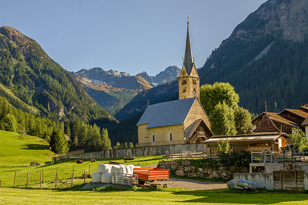 Vào cuối tháng 5/2017, lãnh đạo của làng Bravuogn thông báo trên trang Facebook du lịch về việc cấm du khách chụp ảnh.