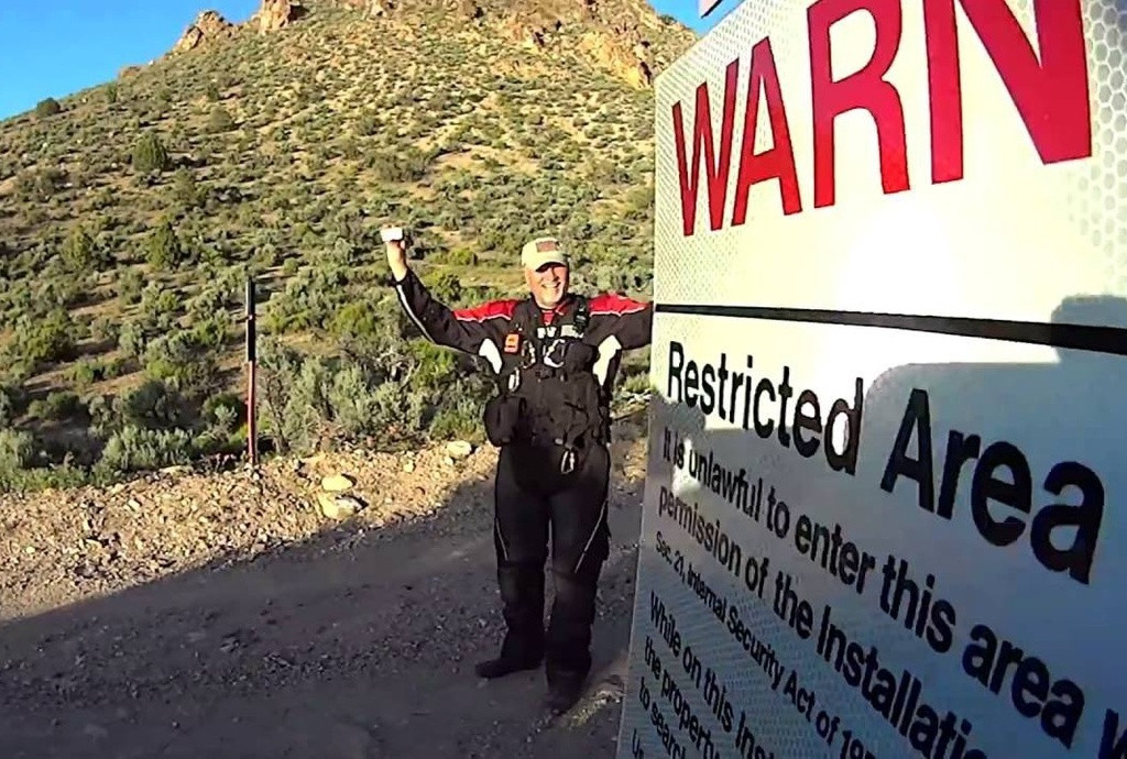 Vùng 51 (Area 51) nằm cách Las Vegas 161 km về phía bắc là căn cứ quân sự nổi tiếng nước Mỹ thu hút sự tò mò của công chúng. Trước năm 2013, chính phủ Mỹ phủ nhận sự tồn tại của Vùng 51. Địa điểm này cũng không có trên bất cứ tấm bản đồ nào.