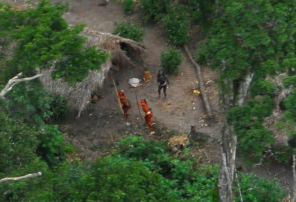 Người Sentinelese dùng cung tên bắn bất cứ người nào có ý định tiếp cận hòn đảo Bắc Sentinel mà họ đang sinh sống. Lần gần đây nhất là vào năm 2018, du khách người Mỹ John Allen Chau bị giết hại khi cố đặt chân lên hòn đảo.