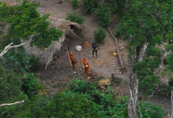Người Sentinelese dùng cung tên bắn bất cứ người nào có ý định tiếp cận hòn đảo Bắc Sentinel mà họ đang sinh sống. Lần gần đây nhất là vào năm 2018, du khách người Mỹ John Allen Chau bị giết hại khi cố đặt chân lên hòn đảo.