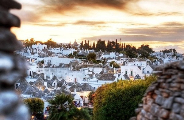 Nằm ở Bari, vùng Puglia, Italy, ngôi làng "thần tiên" Alberobello là một trong những địa điểm du lịch nổi tiếng nhất thế giới.
