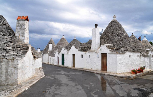 Khoảng 11.000 người dân sinh sống trong các căn nhà trulli ở ngôi làng Alberobello đẹp như chốn thần tiên.
