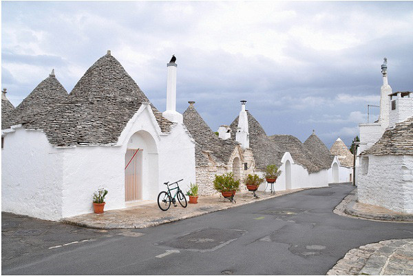 Kể từ đó, ngày càng nhiều người biết đến vẻ đẹp như chốn thiên đường của làng Alberobello.