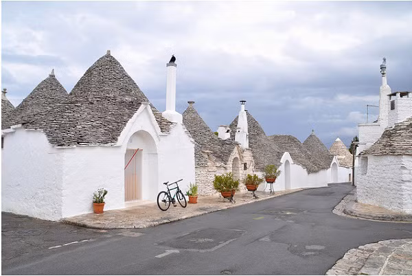 Kể từ đó, ngày càng nhiều người biết đến vẻ đẹp như chốn thiên đường của làng Alberobello.